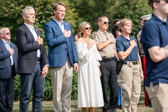 Grupo kasama sina Gov at First Lady Pledge Allegiance