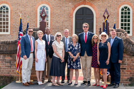 Gobernador at Unang Ginang na nag-pose kasama ang pangkat ng Colonial Williamsburg Foundation