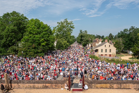 Gobernador at Unang Ginang na nag-pose kasama ang pangkat ng Colonial Williamsburg Foundation