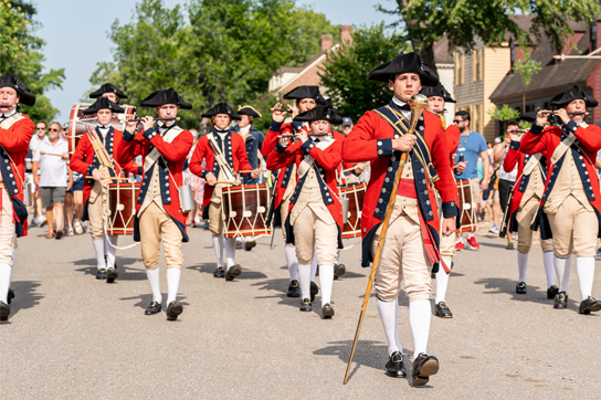 Gobernador at Unang Ginang na nag-pose kasama ang pangkat ng Colonial Williamsburg Foundation