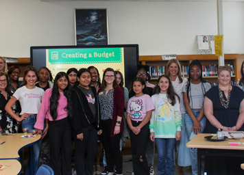 Larawan ng First Lady kasama ang Blandford Academy's Girls with Pearls
