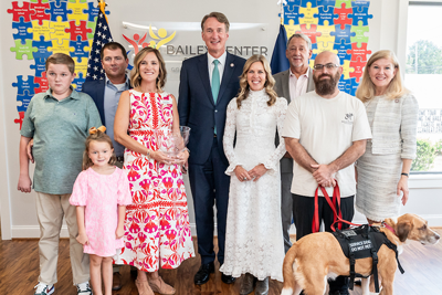 Nagpo-pose ang Unang Ginang at Gobernador kasama ang grupo mula sa Baily Center