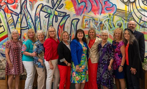 First Lady kasama ang mga babae sa harap ng graffiti art wall